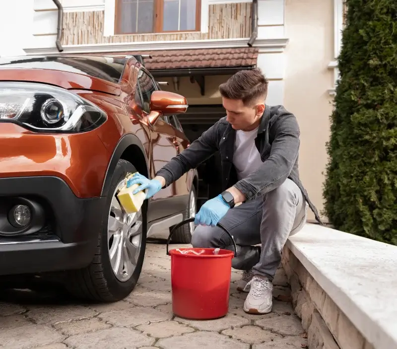 Lavage auto à domicile Savigné-sous-le-Lude : professionnel intervenant sur un véhicule